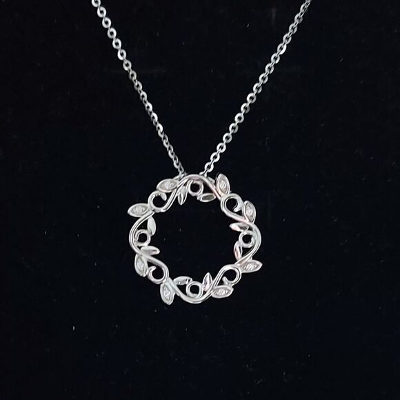 925 Sterling Silver Wreath Necklace - Picture 4 of 9